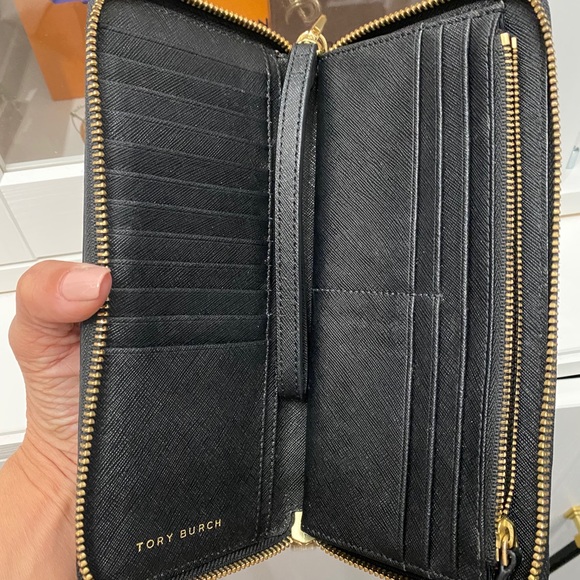Tory Burch Black Robinson Zip Wallet - Picture 6 of 7
